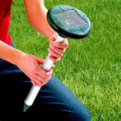 Repellente ad Ultrasuoni Solare: Una soluzione contro talpe, serpenti e roditori
