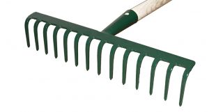 16-tooth steel rake with a 130-cm wooden handle